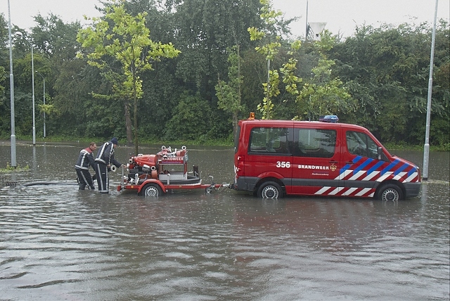 2010/221/GB 20100826d 009 Wateroverlast Albert Heijn.jpg